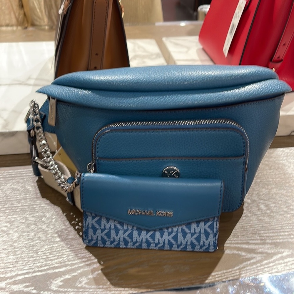 MICHAEL KORS
Maisie Large Pebbled Leather 2-in-1 Sling Pack
Teal
NWT - Picture 4 of 16